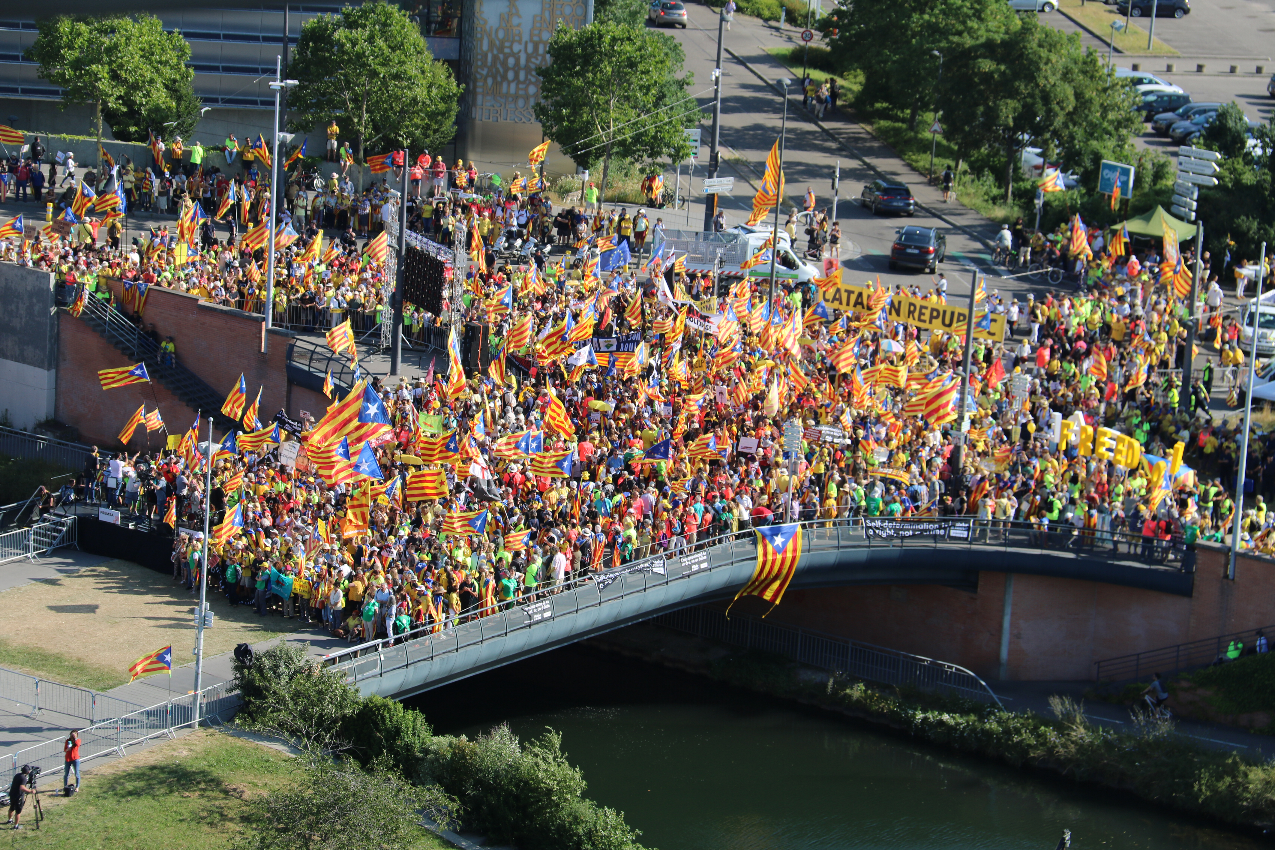 Aerial view of protest in front of European Parliament building (Natàlia Segura/ACN)
